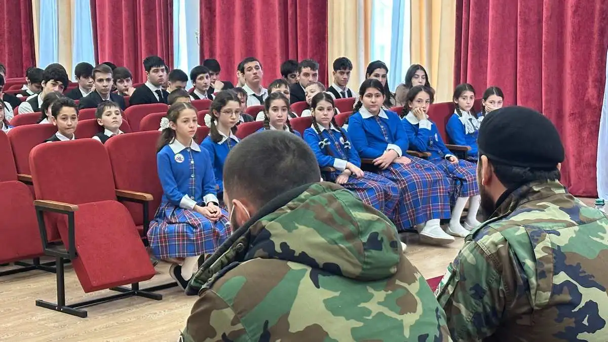 Новости Ингушетии: В Ингушетии росгвардейцы встретились с учащимися городской школы