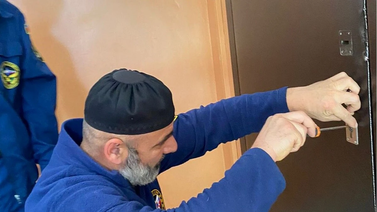 Новости Ингушетии: Сотрудники МЧС Ингушетии вызволили людей, запертых в собственной квартире