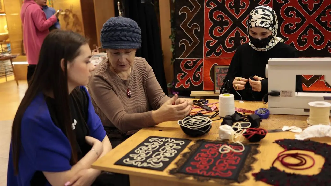 Новости Ингушетии: Дизайнер из Ингушетии провела мастер-класс на Международной выставке «Россия»