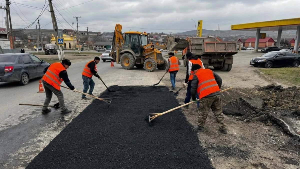 Новости Ингушетии: Специалисты Минавтодортранса Ингушетии ликвидируют ямы и рытвины на дорогах