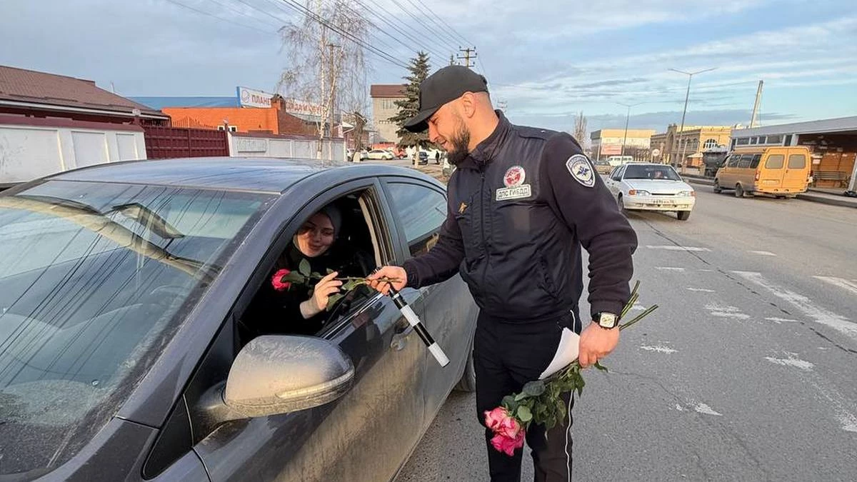Новости Ингушетии: Праздничную акцию «Цветы для автоледи» провели в Карабулаке