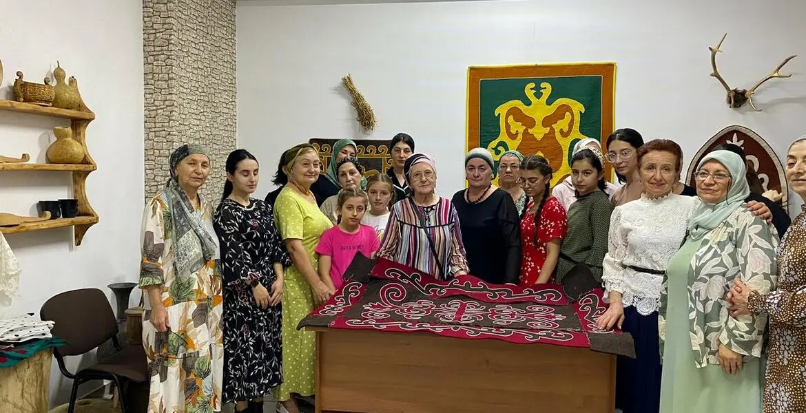 Новости Ингушетии: В РДНТ Ингушетии в Единый день фольклора состоялся мастер-класс по национальному ковроделию