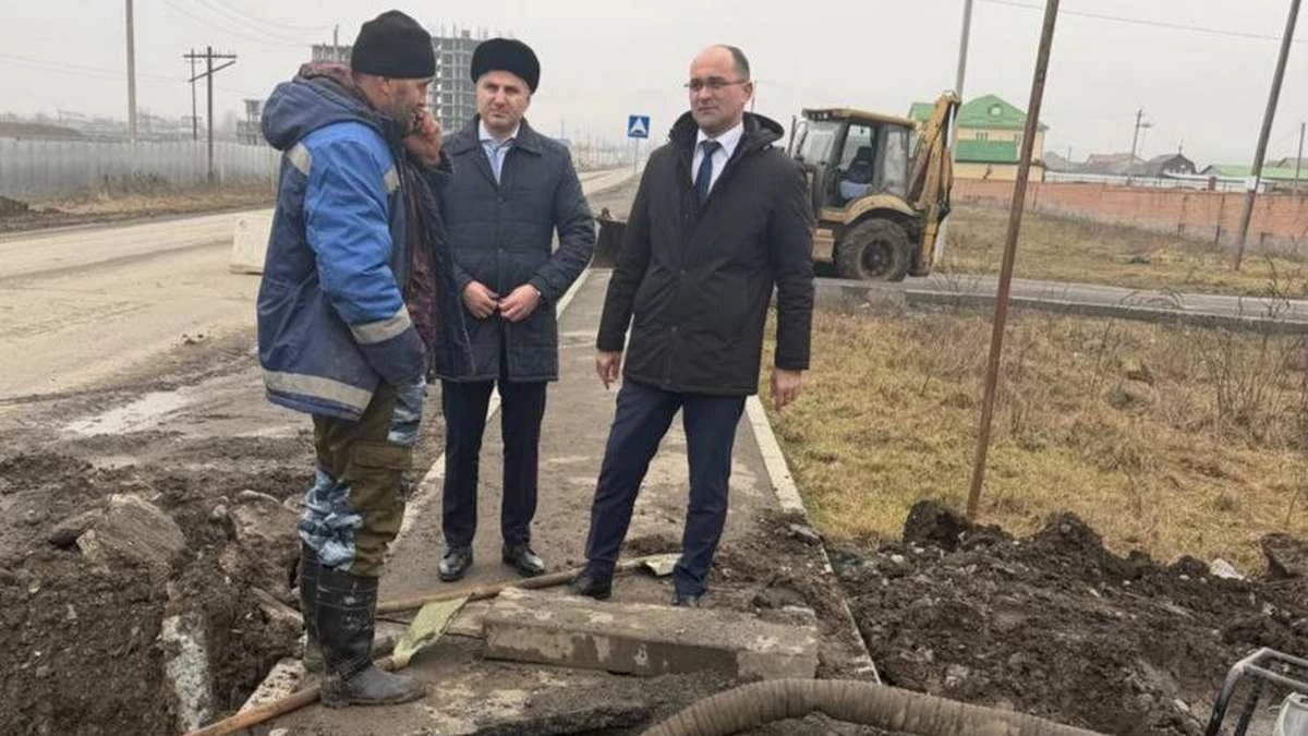 Новости Ингушетии: В Карабулаке на одной из улиц очищают городскую канализационную систему