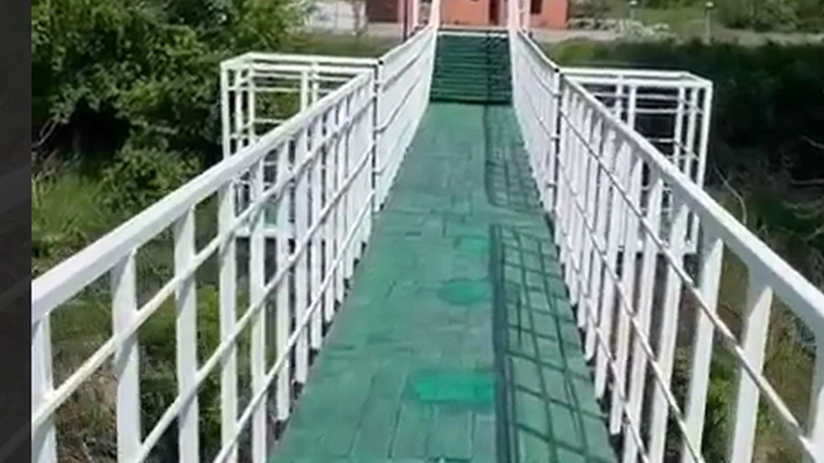 Новости Ингушетии: В Карабулаке Ингушетии активно реконструируют пешеходный мост через Сунжу