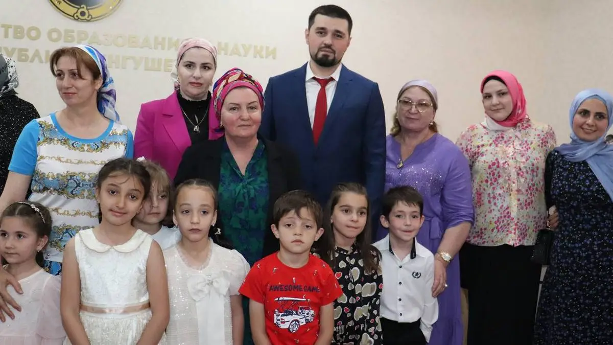 Новости Ингушетии: Дешара, Ӏилман Министерстве; «Бурчолг» яхача яхьашка котбаьннарашта совгӀаташ делар