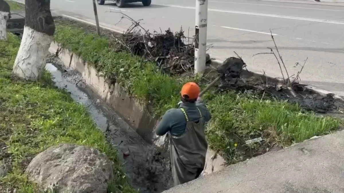 Новости Ингушетии: Ливневые стоки Назрани Ингушетии очищают после обильных дождей