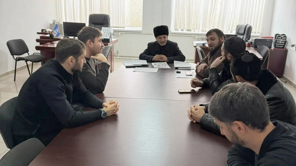 Новости Ингушетии: Партдесант Единой России в рамках исполнения Народной программы посетил село Фуртоуг, где в эти дни начались ремонтные работы на автодороге с гравийным покрытием