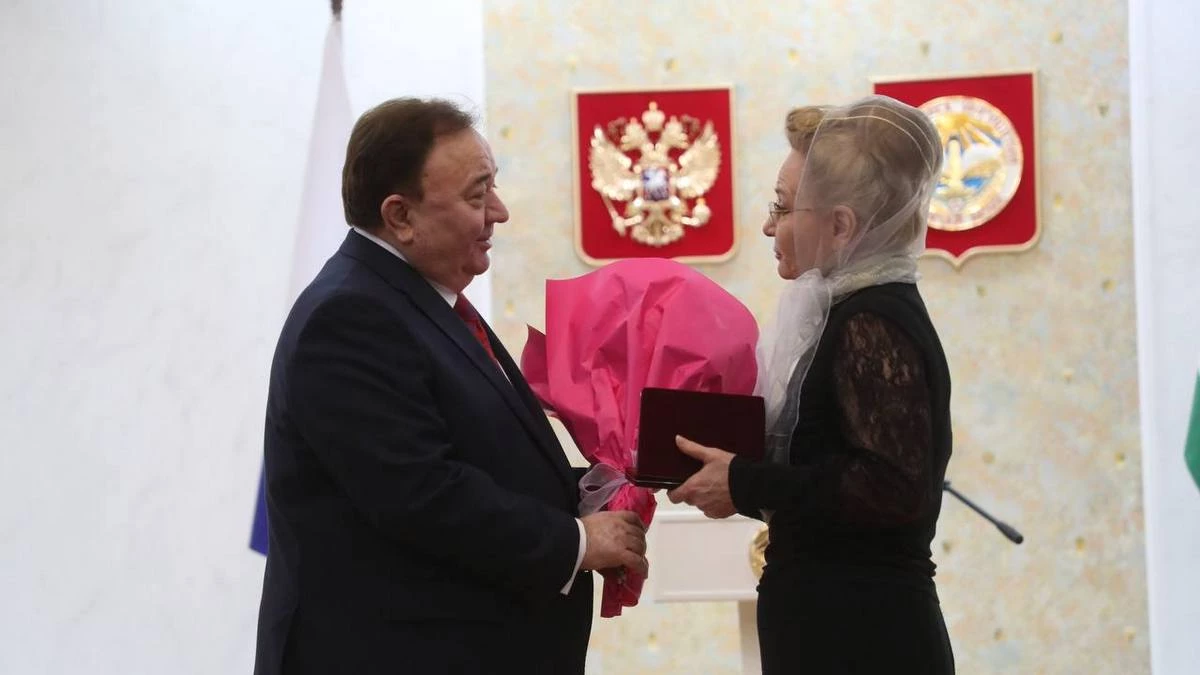 Новости Ингушетии: Ведущая Национальной телерадиокомпании «Магас» Лейла Томосханова стала «Заслуженным журналистом Российской Федерации»