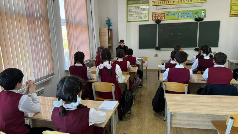 Новости Ингушетии: В Али-Юрте прошел Урок мужества с сотрудником фонда «Защитники Отечества»