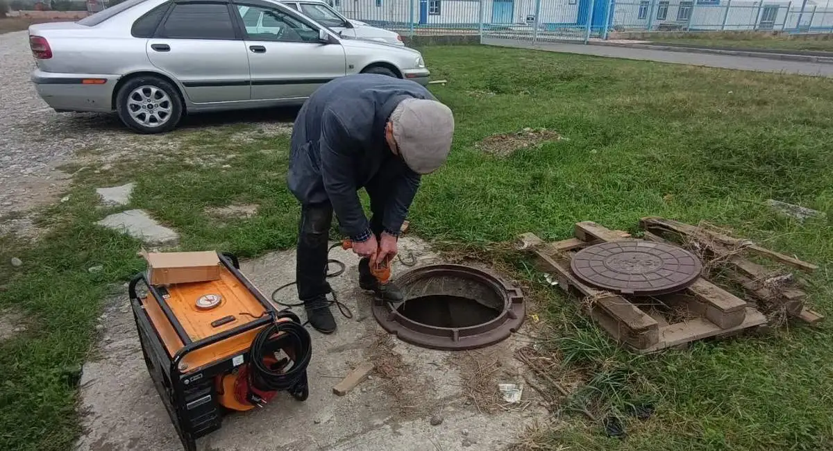 Новости Ингушетии: В Малгобеке устанавливают новые канализационные люки
