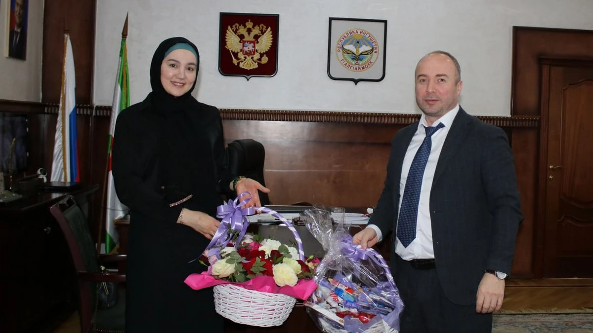 Новости Ингушетии: В Магасе поздравили с 8 Марта супругу погибшего участника СВО Азу Бокову