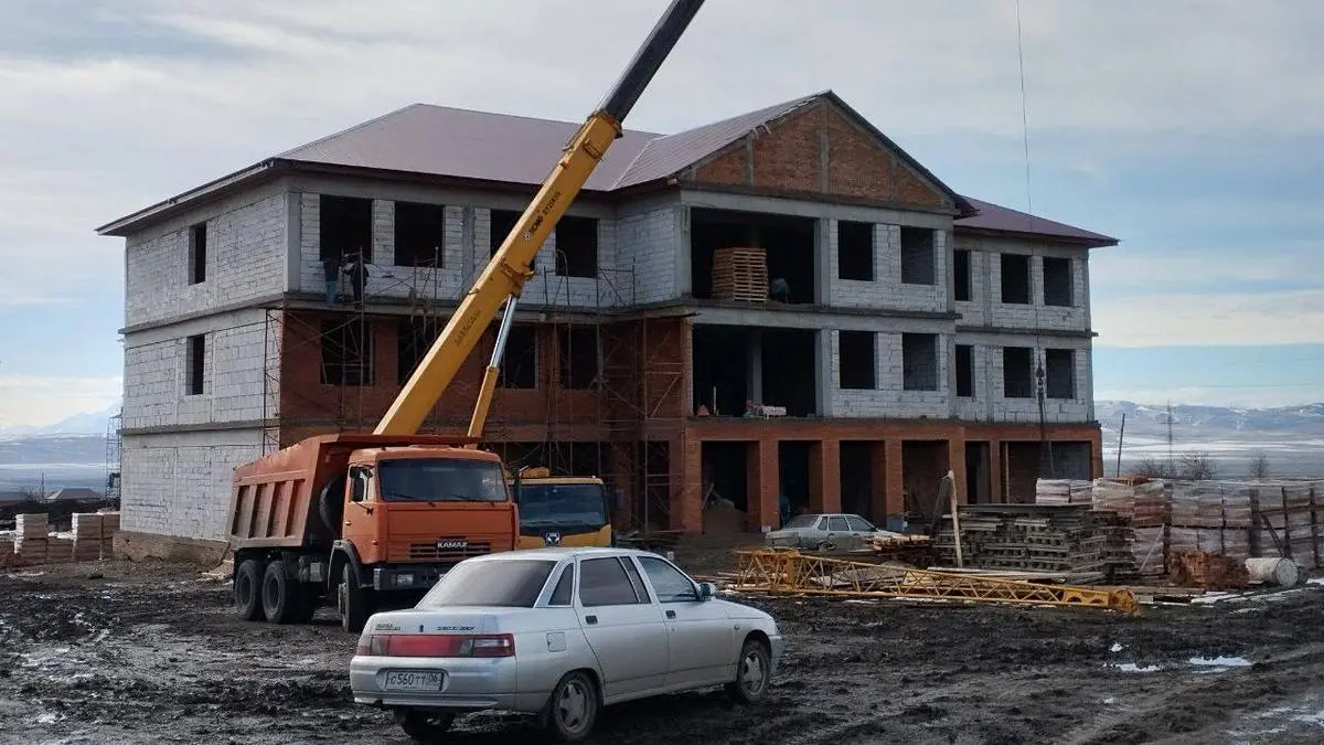 Новости Ингушетии: Партдесант единороссов проверил ход строительства школы на 320 мест в с.п. Южное