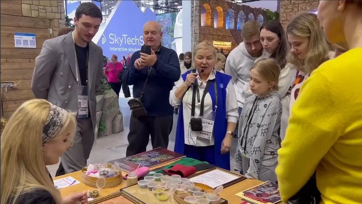 Новости Ингушетии: На стенде Ингушетии более 50 человек открыли тайны картин из рыбьей кожи