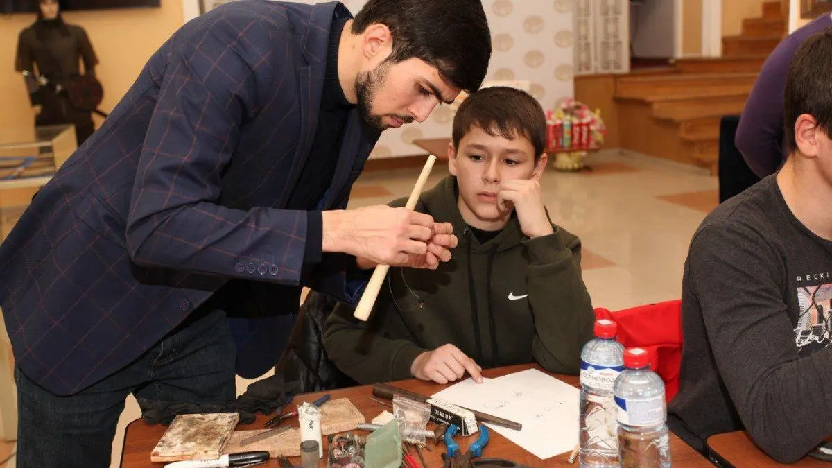 Новости Ингушетии: В Госмузее ИЗО Ингушетии прошел мастер-класс талантливого ювелира