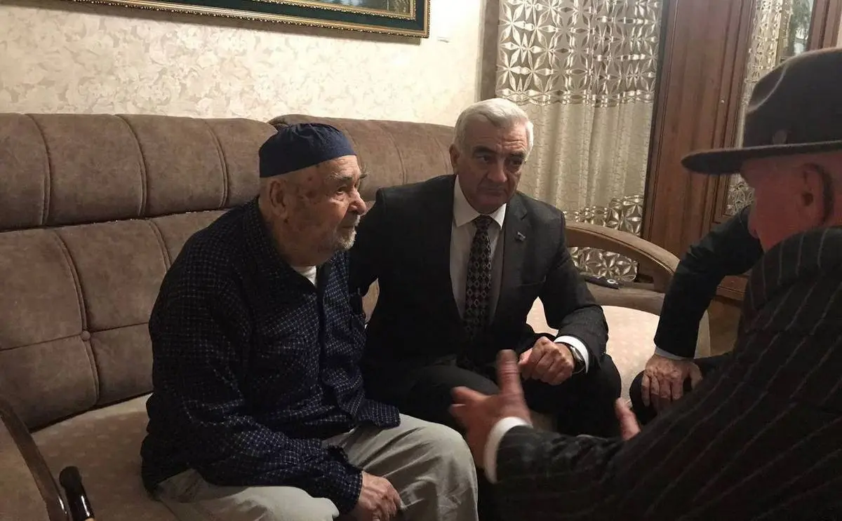 Новости Ингушетии: Единороссы Назрани Ингушетии посетили ветерана ВОВ в рамках акции «Забота рядом»