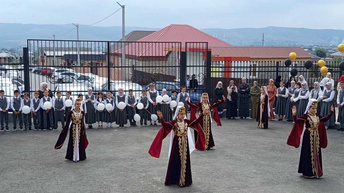 Новости Ингушетии: Ансамбль «Барт» украсил День знаний в Плиевской школе №5