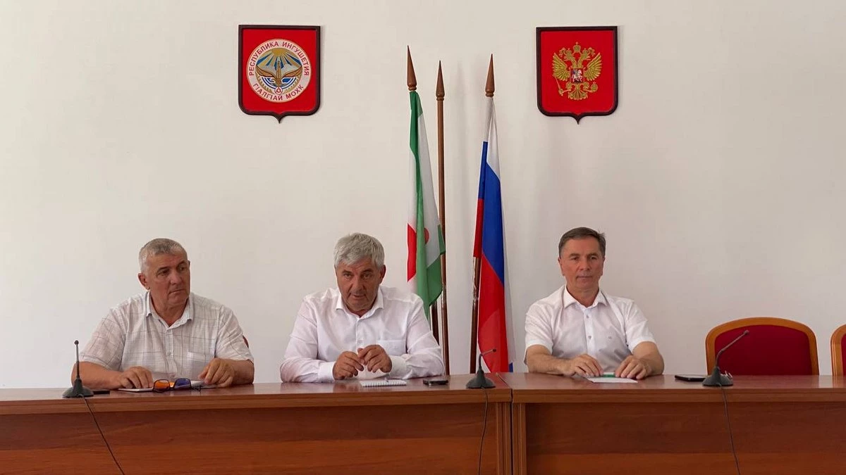 Новости Ингушетии: Вопросы ЖКХ и уличного освещения обсудили в администрации Малгобекского района