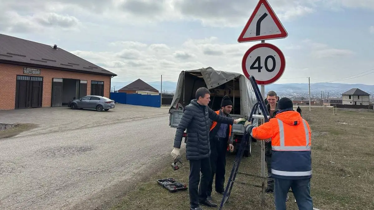 Новости Ингушетии: Дорожники Ингушетии системно производят замену знаков и ямочный ремонт