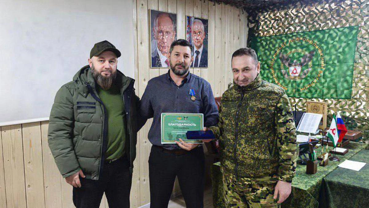 Новости Ингушетии: Командир батальона «Эрзи» вручил медаль полпреду Ингушетии