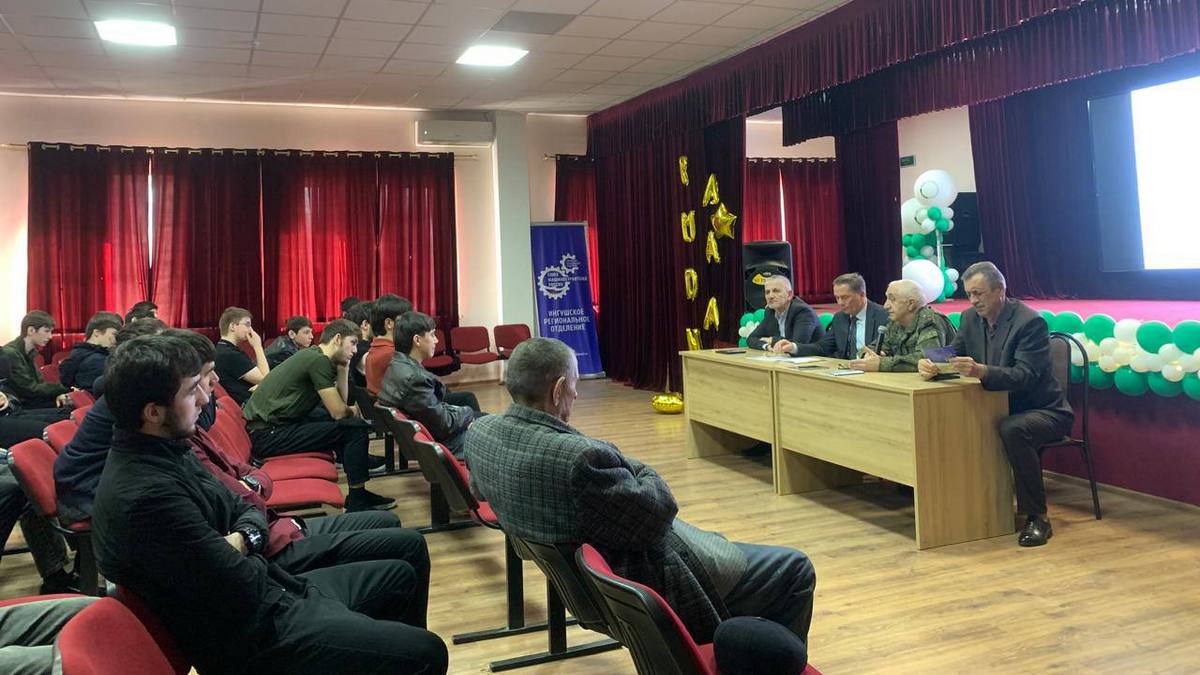 Студентам СКТЭК  им. Т. Цурова рассказали о службе по контракту