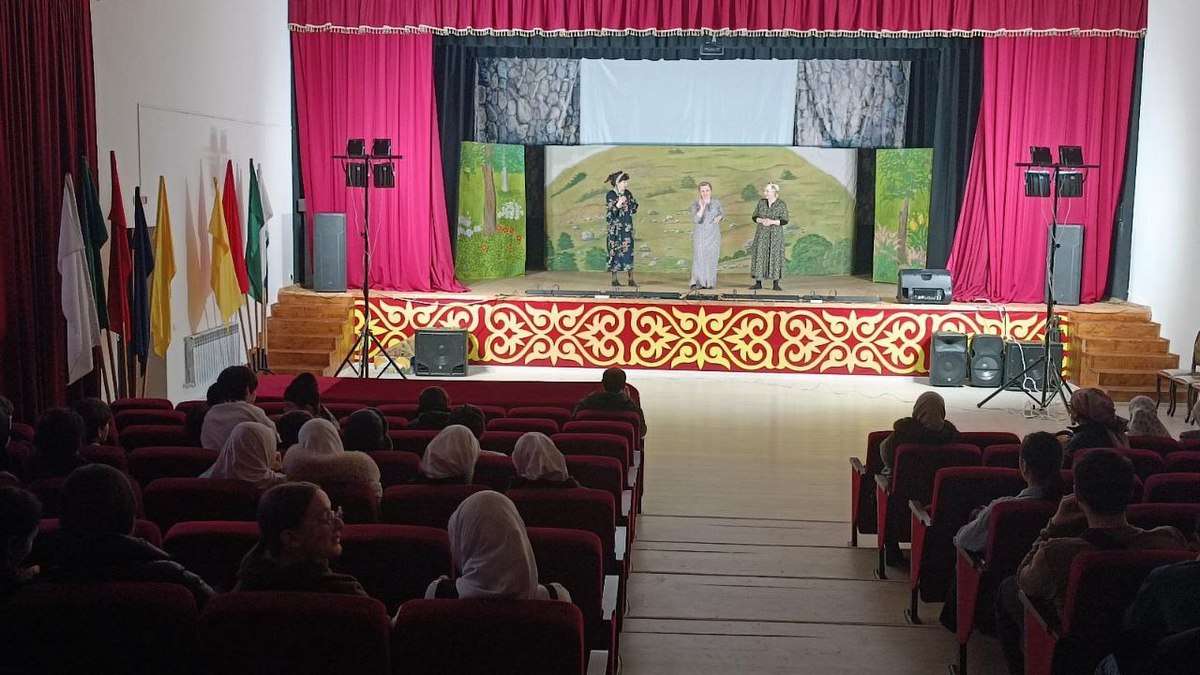 Молодежный театр Ингушетии выступил на сцене Сунженского РДК