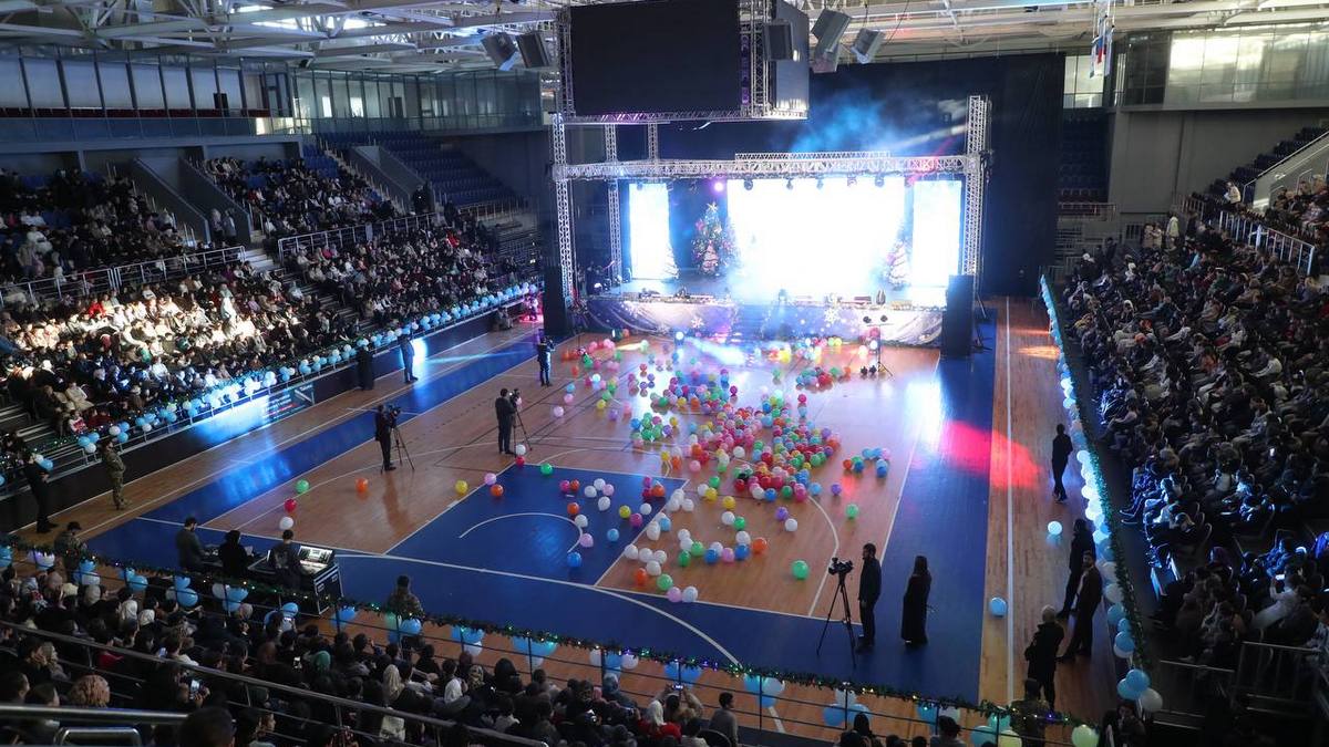 В Магасе прошло праздничное представление для детей «Новогоднее конфетти»