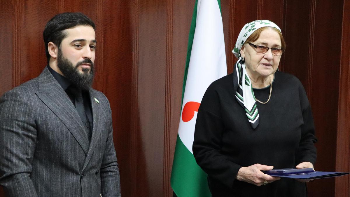 В Магасе депутат ЛДПР Ислам Гадиев вручил матерям бойцов нагрудные знаки «Мать солдата»