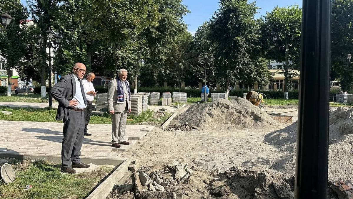 Единороссы Ингушетии проверили ход реконструкции Аллеи Победы в Назрани