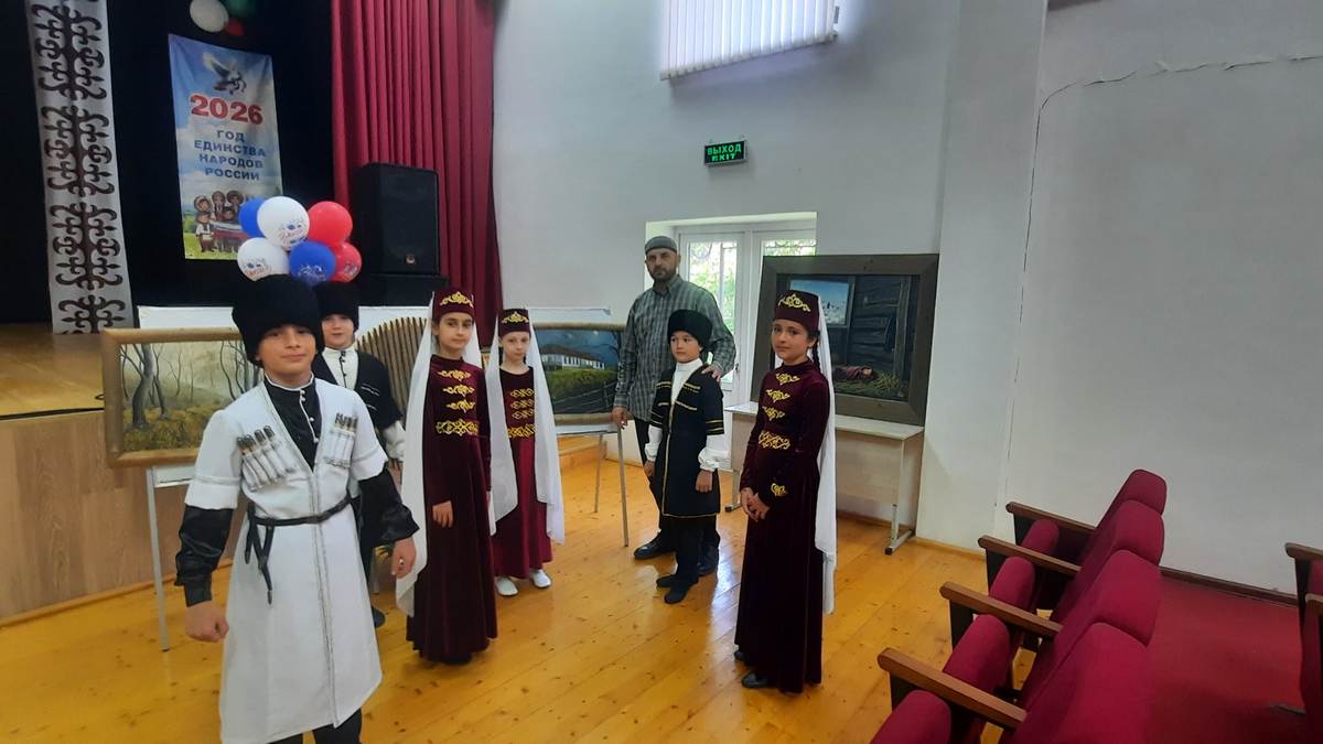 Школьники Яндаре встретились с художником Аюпом Цуроевым