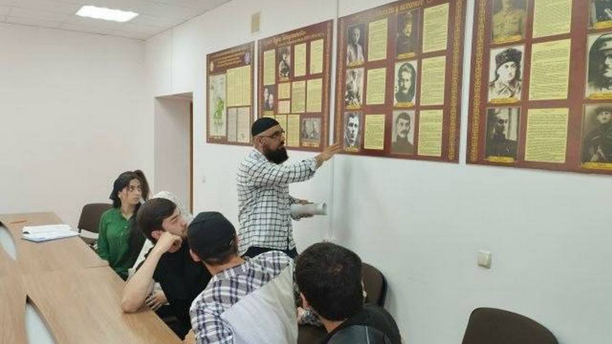 Будущие историки знакомятся с Государственным архивом Ингушетии