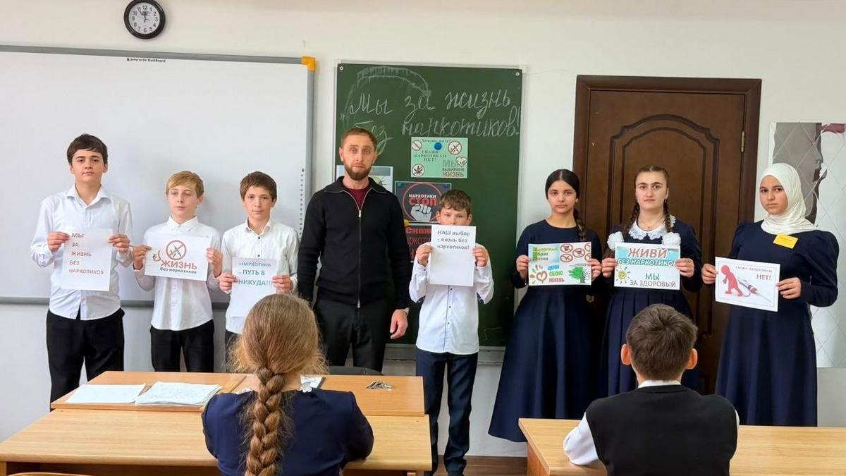 Культработники села Алхасты рассказали местным школьникам о вреде наркотиков