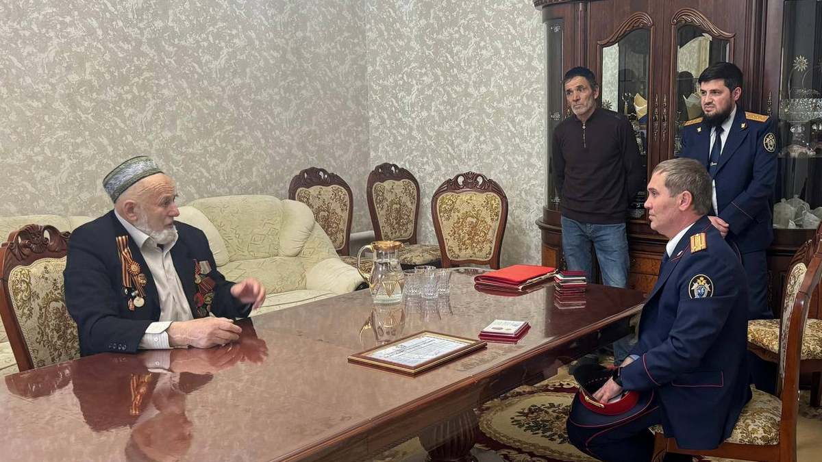 Новости Ингушетии: В Ингушетии сотрудники СК поздравили труженика тыла Саварбека Томова