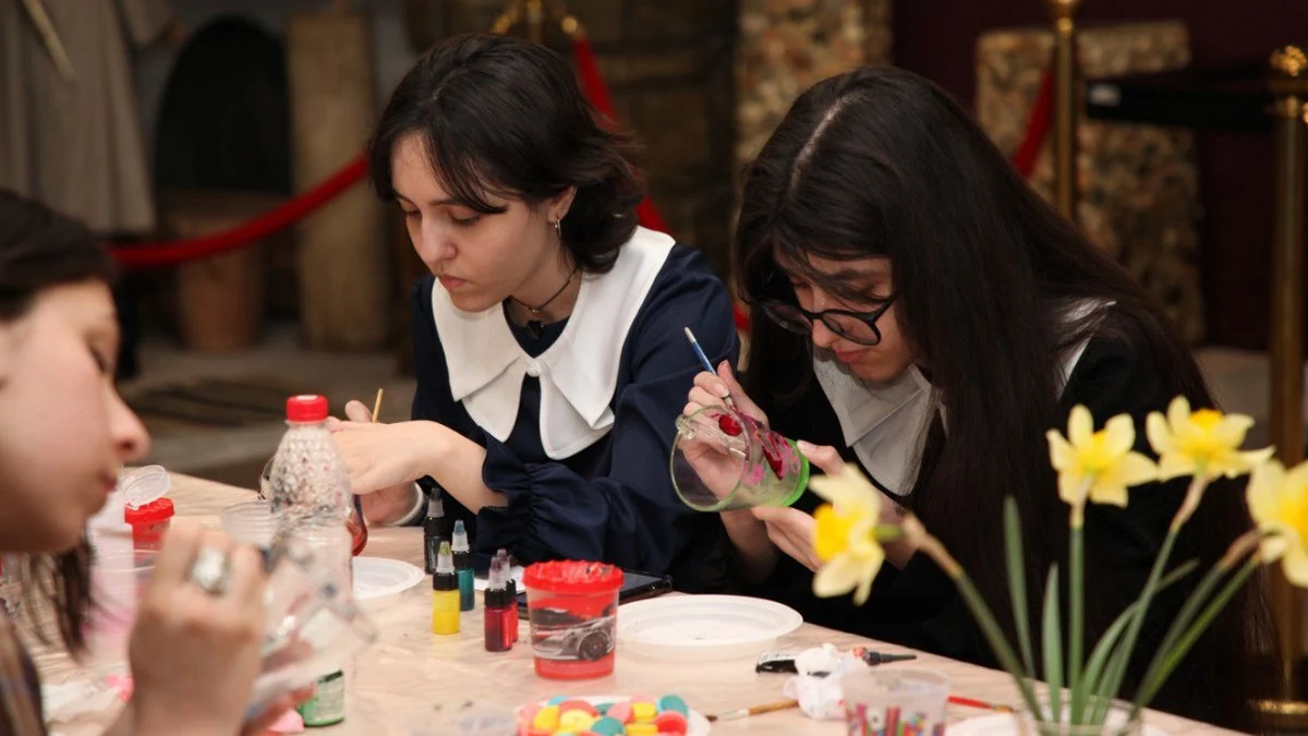 Новости Ингушетии: В Госмузее ИЗО Ингушетии прошел мастер-класс по росписи стекла