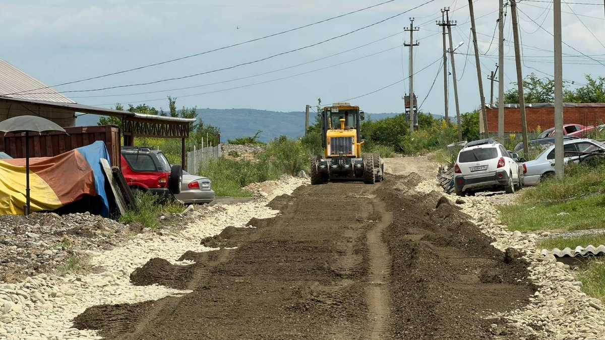 В Гази-Юрте ремонтируют автомобильную дорогу по улице Зязикова