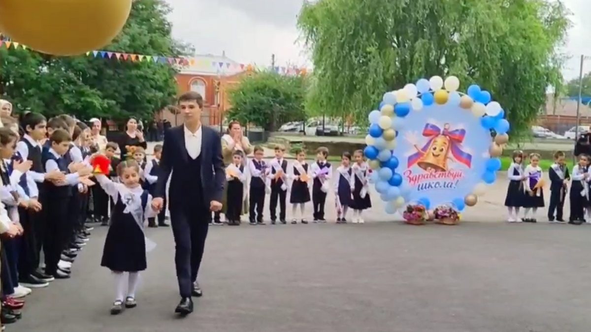 Новости Ингушетии: Спикер Народного Собрания Ингушетии встретил День знаний в родной школе