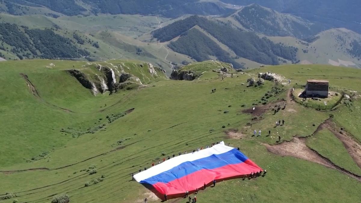 Новости Ингушетии: На Столовой горе в Ингушетии развернули Государственный флаг России