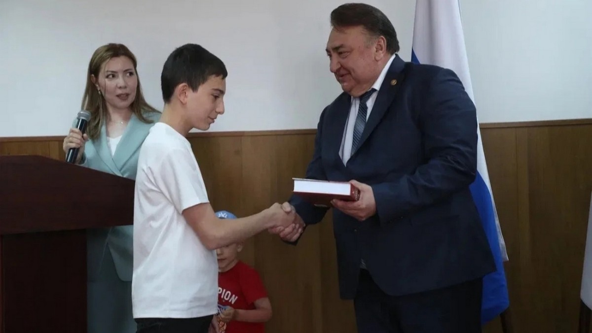 Премьер-министр Ингушетии вручил паспорта юным жителям республики