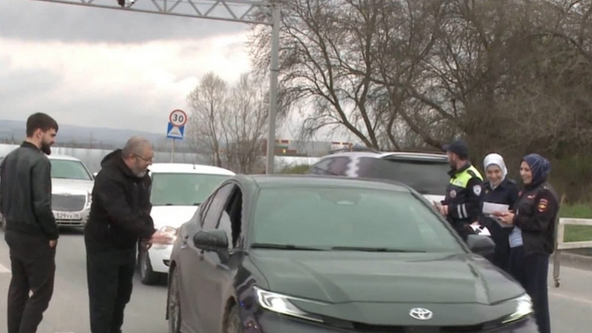 Вежливый патруль напоминает водителям Ингушетии о мерах безопасности