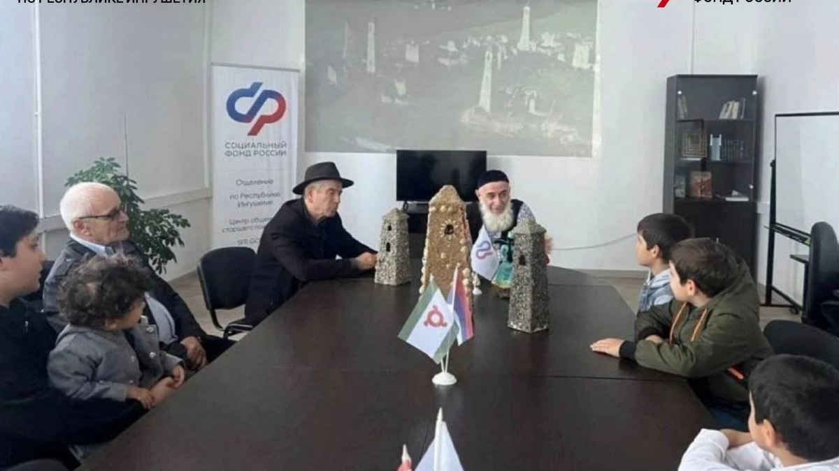 В Ингушетии сотрудники Соцфонда подарили праздник бабушкам и дедушкам