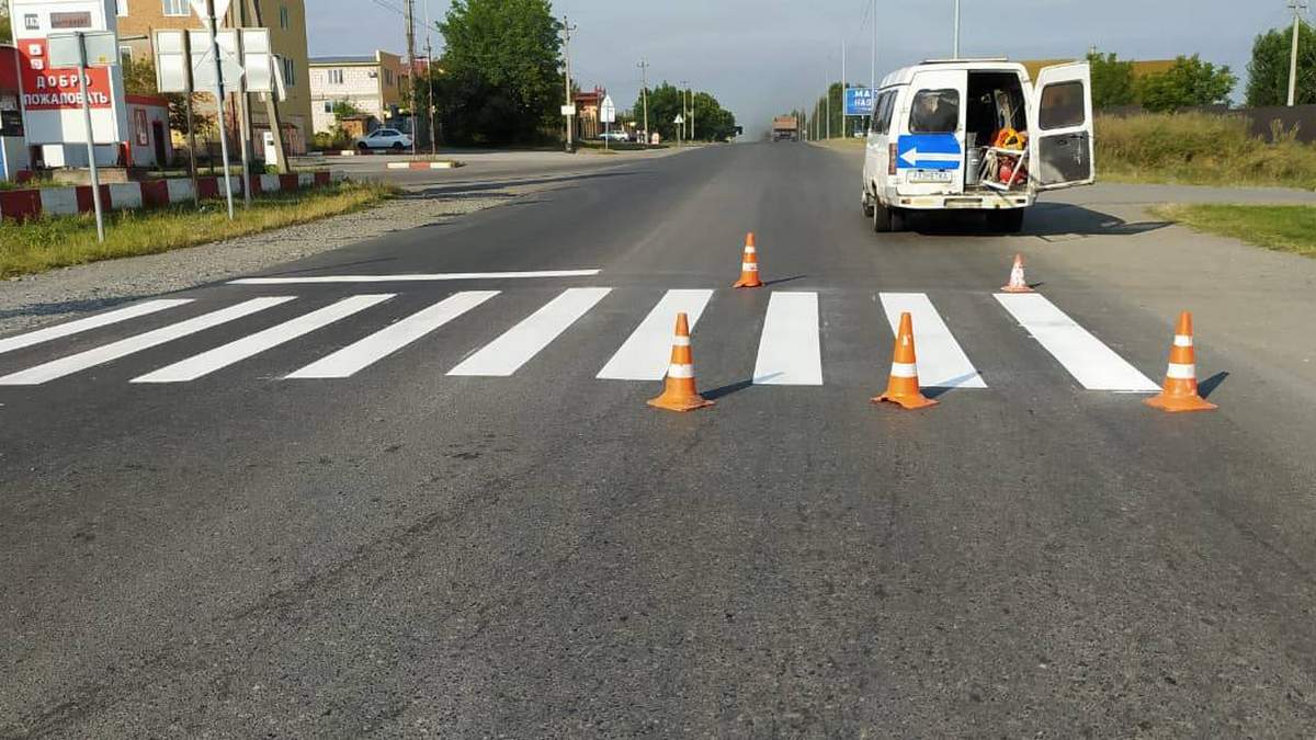 В Ингушетии обновляют разметку у школ для безопасности дорожного движения