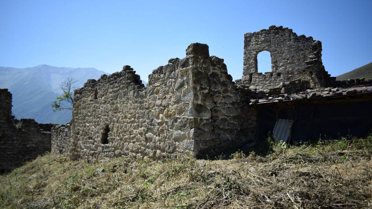 В Ингушетии специалисты обследовали средневековый башенный комплекс Мецхал