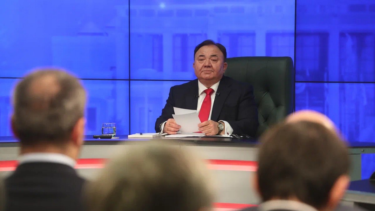 Калиматов поручил разобраться в ситуации с выплатами учителям