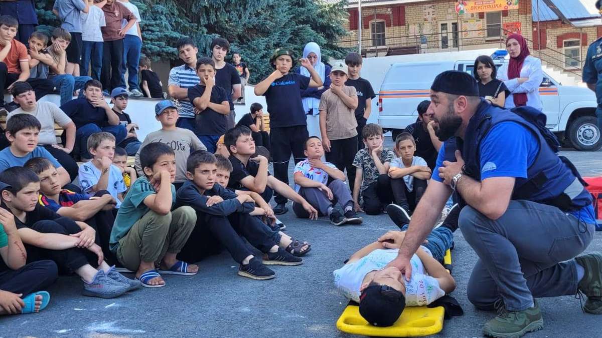 В лагере «Оаздик» спасатели Ингушетии учат детей безопасности на воде