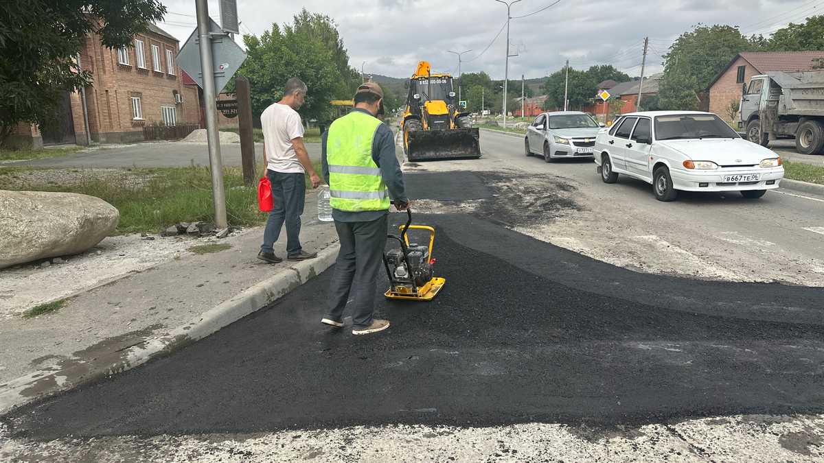 На улице Херсонской в Малгобеке ликвидируют повреждения асфальта