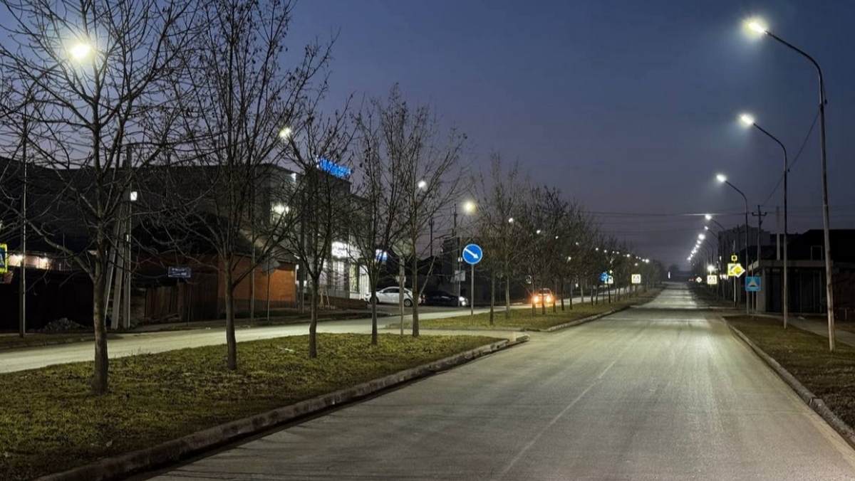 На широкой городской магистрали Назрани Ингушетии заменяют десятки ламп