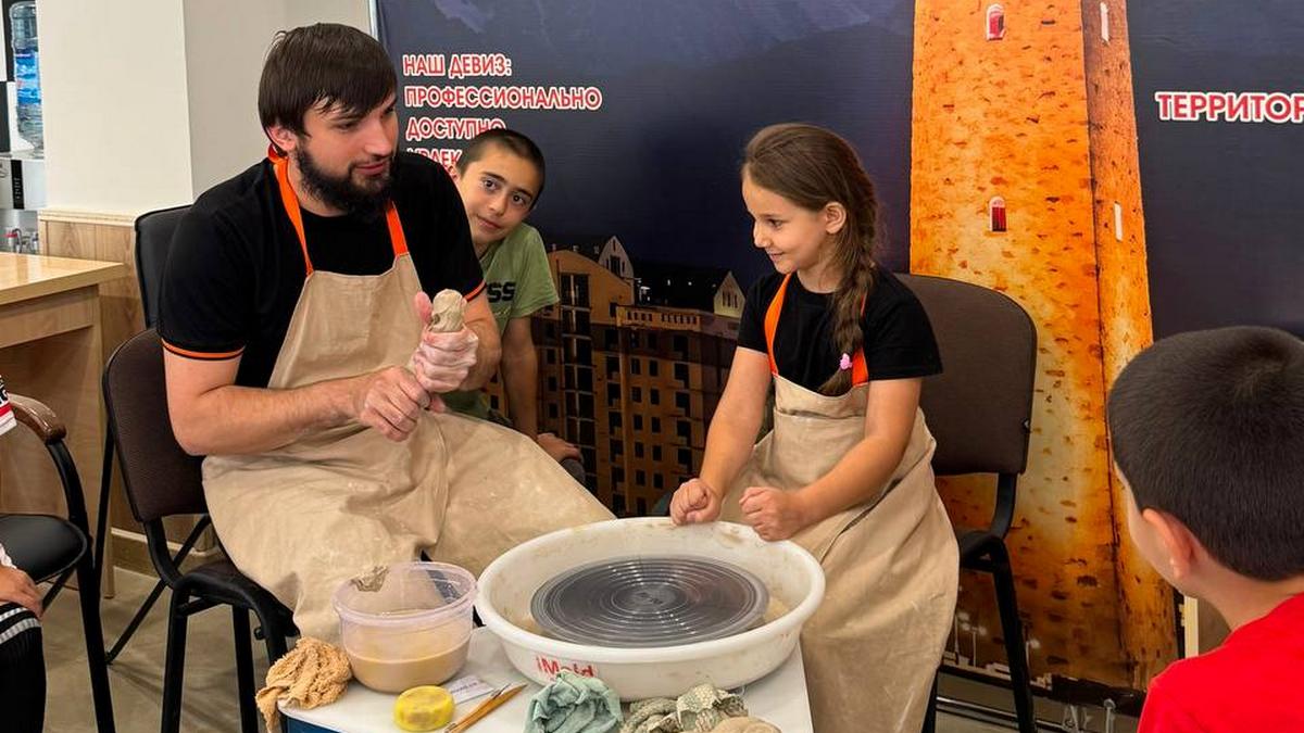 В Магасе проходят детские мастер-классы от основателя мастерской «Вай Керамик»