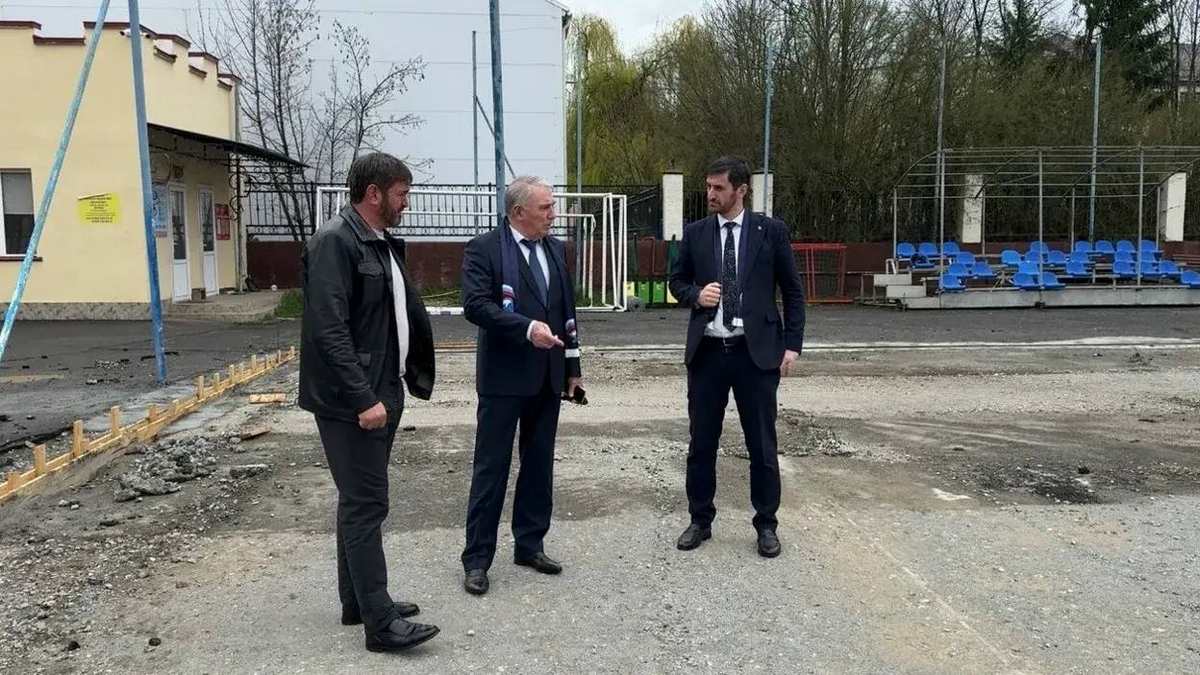 Партийный десант «Единой России» проверил ход благоустройства в Магасе