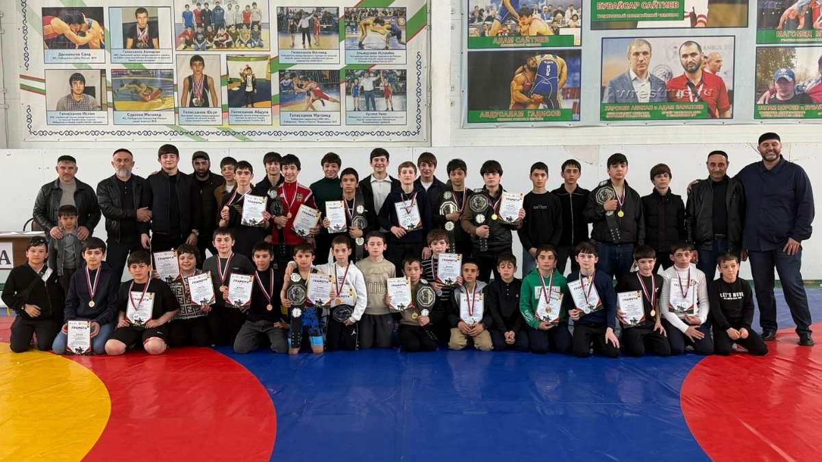 37 медалей получили борцы из Долаково на турнире в честь Дня основания села