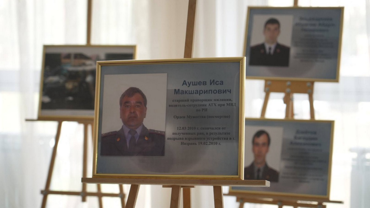 Новости Ингушетии: В ИнгГУ открылась фотовыставка, посвященная погибшим сотрудникам МВД