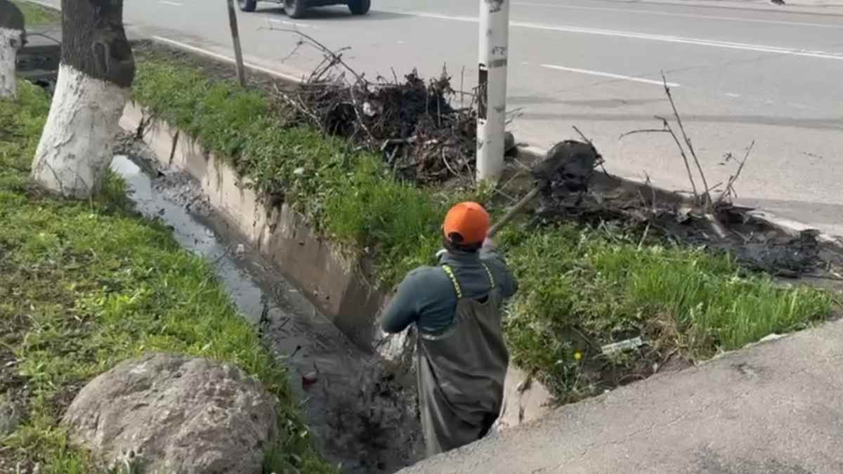 Ливневые стоки Назрани Ингушетии очищают после обильных дождей